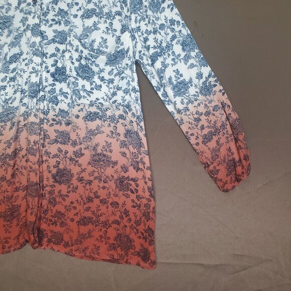 GIMMICKS BY BKE Womens Blouse SZ M Floral Ombre Open Back Pockets Blue - Picture 7 of 11